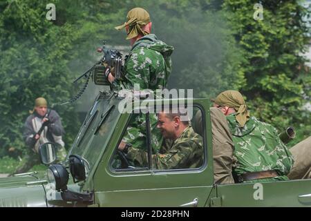 Russische Soldaten Mitglieder der Spezialeinheiten der Spetsnaz, demonstrieren Hand-in-Hand-Kampf und Neutralisierung eines Feindes. Stockfoto