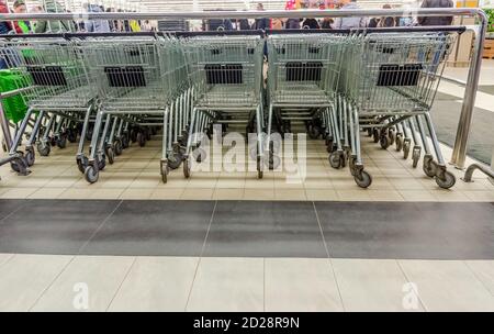 Reihe von Einkaufswagen im Supermarkt Stockfoto