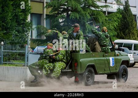 Russische Soldaten Mitglieder der Spezialeinheiten der Spetsnaz, demonstrieren Hand-in-Hand-Kampf und Neutralisierung eines Feindes. Stockfoto