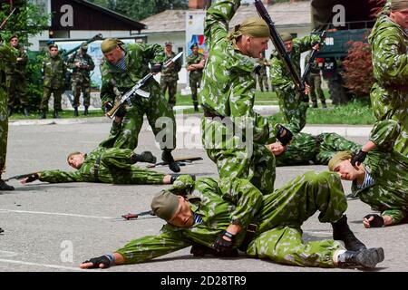 Russische Soldaten Mitglieder der Spezialeinheiten der Spetsnaz, demonstrieren Hand-in-Hand-Kampf und Neutralisierung eines Feindes. Stockfoto