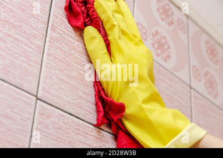 Grüne Fliesen im modernen Badezimmer Stockfotografie - Alamy