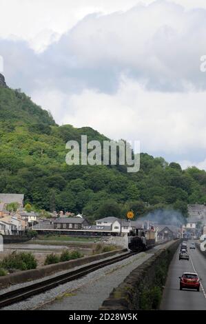 'David Lloyd George' fährt nach der Überholung noch in grauer Lackierung, überquert den Cob mit einem Zug nach Blaenau Ffestiniog. Stockfoto