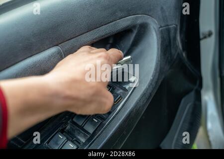 Mit der männlichen Hand die Autotür von innen öffnen Nach oben Stockfoto