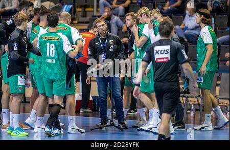 Berlin, Deutschland. Oktober 2020. Handball: Bundesliga, Füchse Berlin - SC Magdeburg, 2. Spieltag, Max-Schmeling-Halle. Berlins Trainer Jaron Siewert (M) ist mit seinem Team in der Auszeit am Rande. Quelle: Andreas Gora/dpa/Alamy Live News Stockfoto