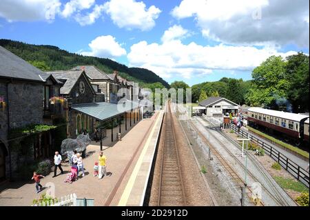 Bahnhof Betws y Coed mit dem Conway Valley Railwy Museum auf der rechten Seite. Von der Bahnhofsfußbrücke aus in Richtung Llanrwst. Stockfoto