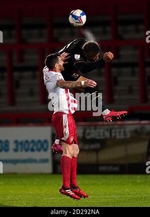 Milton Keynes Dons Carlton Morris und Stevenage Romain Vincelot (links) Kampf um den Ball während der EFL Trophy Spiel im Lamex Stadium, Stevenage. Stockfoto