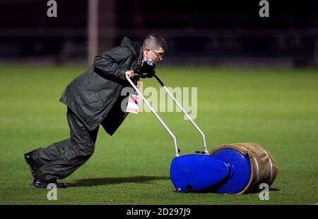 Bodenpersonal setzt vor dem Spiel der EFL Trophy im PTS Academy Stadium, Northampton, eine Rolle auf dem Spielfeld ein. Stockfoto