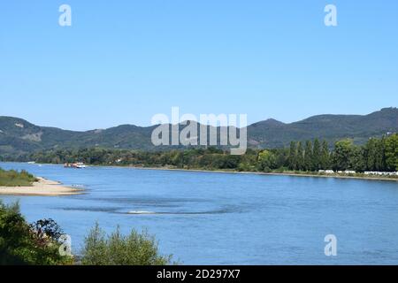 Blick über den Rhein von Oberwinter nach Drachenfels Stockfoto