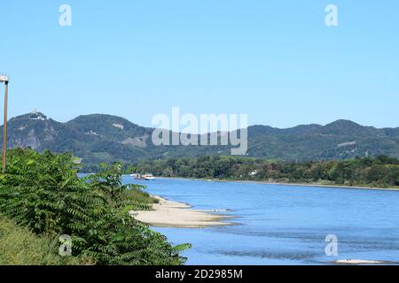 Blick über den Rhein von Oberwinter nach Drachenfels Stockfoto