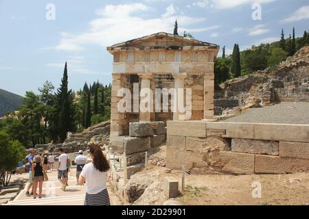 Die rekonstruierte Schatzkammer von Athen, gebaut, um ihren Sieg bei der Schlacht von Marathon zu gedenken, in der archäologischen Stätte von Delphi in Griechenland Stockfoto