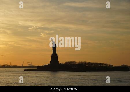 Statue der Freiheit, Sonnenuntergang Silhouette Horizont Stockfoto