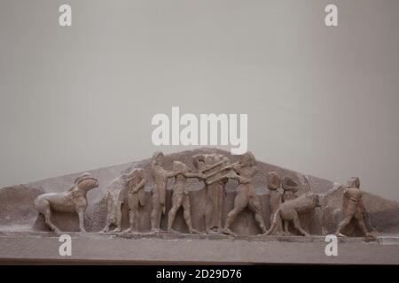 Ostpediment der Siphnischen Schatzkammer im Archäologischen Museum Von Delphi in Griechenland Stockfoto