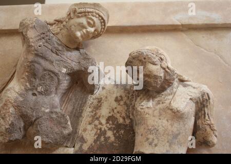 Metope der Schatzkammer der Athener in der Archeologischen museum von Delphi in Griechenland Stockfoto