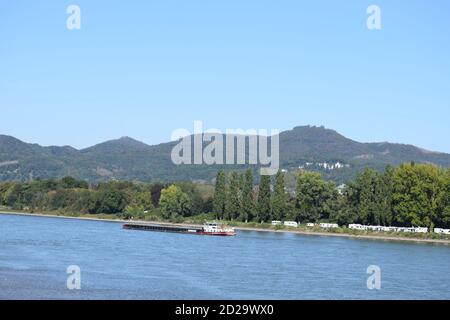 Blick über den Rhein von Oberwinter nach Drachenfels Stockfoto