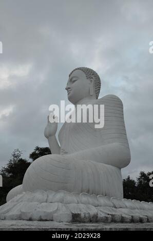 Vertikale Aufnahme eines weißen sitzenden Budha im Mihintale Tempel, Sri Lanka Stockfoto