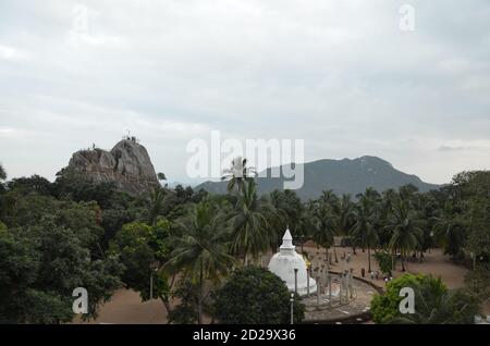 Luftaufnahme eines Stupa- und Meditationsgesteins in Anuradhapura, Sri Lanka Stockfoto