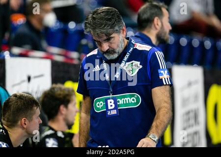 Kiel, Deutschland. Oktober 2020. Handball: Bundesliga, THW Kiel - TSV Hannover-Burgdorf, 2. Spieltag, in der Wunderino-Arena. Hannover-Trainer Antonio Carlos Ortega senkt den Kopf. Kredit: Frank Molter/dpa/Alamy Live Nachrichten Stockfoto