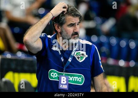 Kiel, Deutschland. Oktober 2020. Handball: Bundesliga, THW Kiel - TSV Hannover-Burgdorf, 2. Spieltag, in der Wunderino-Arena. Hannovers Trainer Antonio Carlos Ortega nimmt den Ball auf den Kopf. Kredit: Frank Molter/dpa/Alamy Live Nachrichten Stockfoto