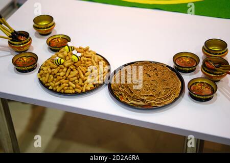 Russische Küche-Pfannkuchen mit Honig auf großen nationalen Platten Stockfoto