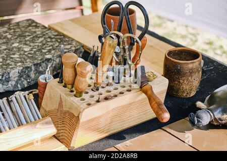 Retro Schuhmacher Werkzeuge, Nahaufnahme. Arbeitswerkzeug aus Vintage-Leder. Stockfoto