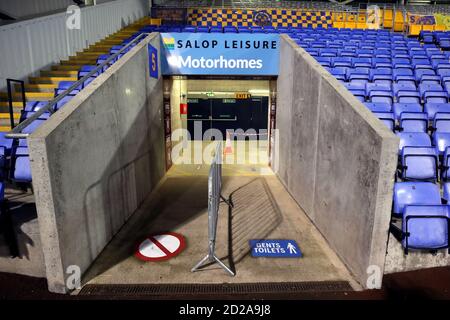 Einwegsystem und soziale Distanzierungsmaßnahmen an Ort und Stelle im Stadion warten auf die Rückkehr der Fans während der EFL Trophy Spiel in Montgomery Waters Meadow, Shrewsbury. Stockfoto