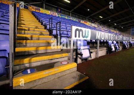 Einwegsystem und soziale Distanzierungsmaßnahmen an Ort und Stelle im Stadion warten auf die Rückkehr der Fans während der EFL Trophy Spiel in Montgomery Waters Meadow, Shrewsbury. Stockfoto