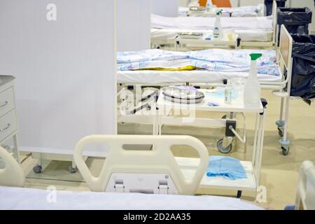 Krankenhausofas bereit, Patienten in einer Reihe zu empfangen. Stockfoto