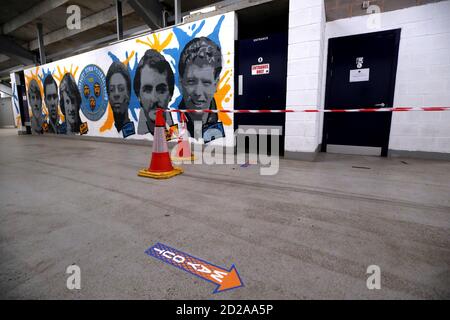 Einwegsystem und soziale Distanzierungsmaßnahmen an Ort und Stelle im Stadion warten auf die Rückkehr der Fans während der EFL Trophy Spiel in Montgomery Waters Meadow, Shrewsbury. Stockfoto