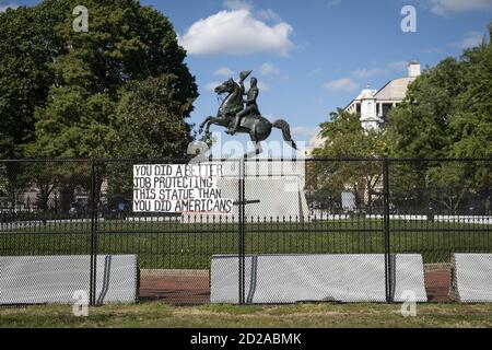 Washington, Usa. Oktober 2020. Ein Zeichen, das US-Präsident Donald Trumps Umgang mit Black Lives Matter-Protesten kritisiert, wird am Dienstag, den 6. Oktober 2020 in der Nähe des Black Lives Matter Plaza außerhalb des Weißen Hauses in Washington, DC, USA, gesehen. Foto von Sarah Silbiger/UPI Kredit: UPI/Alamy Live Nachrichten Stockfoto