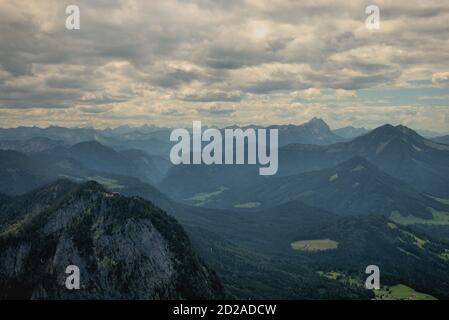 Austrias erstaunliche Berglandschaft aus einem Flugzeug gesehen Stockfoto