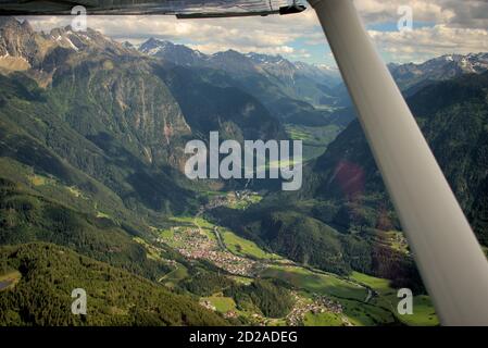 Austrias erstaunliche Berglandschaft aus einem Flugzeug gesehen Stockfoto