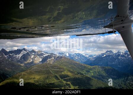 Austrias erstaunliche Berglandschaft aus einem Flugzeug gesehen Stockfoto