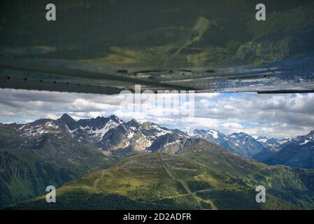 Austrias erstaunliche Berglandschaft aus einem Flugzeug gesehen Stockfoto