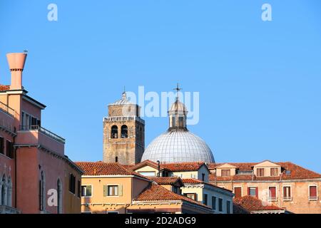 Kuppel der Kirche San Geremia und alten romanischen Glockenturm in Venedig, Italien Stockfoto
