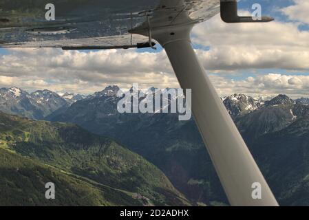 Austrias erstaunliche Berglandschaft aus einem Flugzeug gesehen Stockfoto