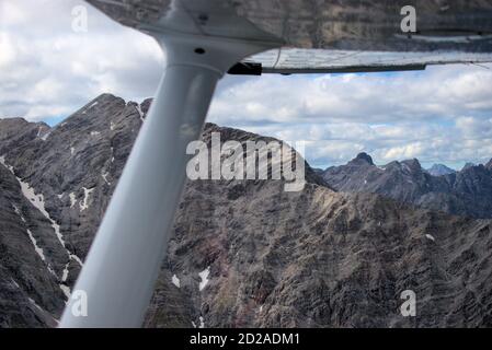 Austrias erstaunliche Berglandschaft aus einem Flugzeug gesehen Stockfoto