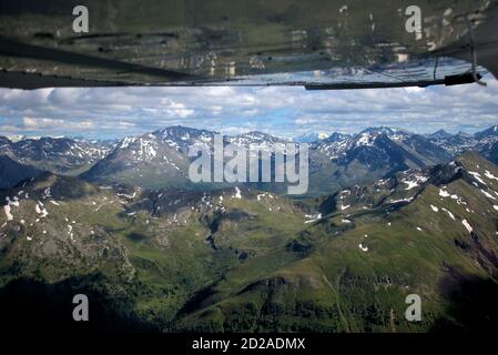 Austrias erstaunliche Berglandschaft aus einem Flugzeug gesehen Stockfoto