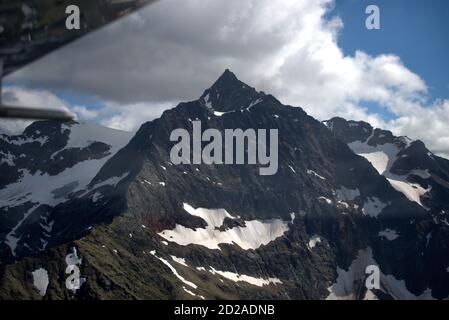 Austrias erstaunliche Berglandschaft aus einem Flugzeug gesehen Stockfoto