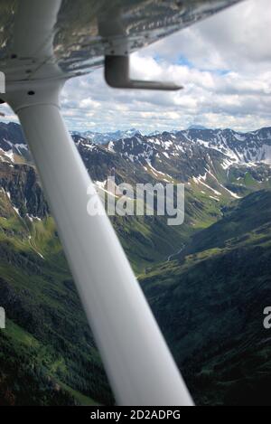 Austrias erstaunliche Berglandschaft aus einem Flugzeug gesehen Stockfoto