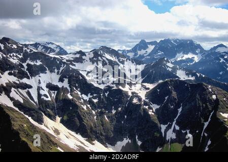 Austrias erstaunliche Berglandschaft aus einem Flugzeug gesehen Stockfoto