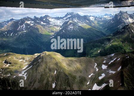 Austrias erstaunliche Berglandschaft aus einem Flugzeug gesehen Stockfoto