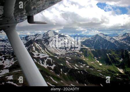 Austrias erstaunliche Berglandschaft aus einem Flugzeug gesehen Stockfoto