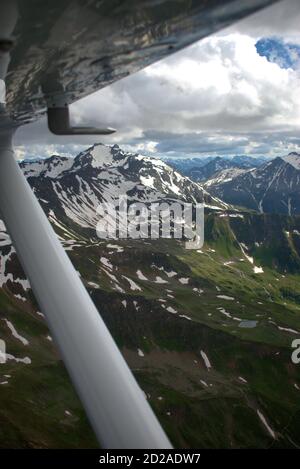 Austrias erstaunliche Berglandschaft aus einem Flugzeug gesehen Stockfoto