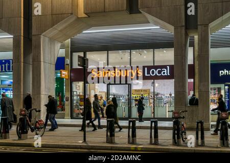 Ein kleiner Sainsbury's lokaler Supermarkt, der Convenience-Produkte verkauft, in Holborn in der Nacht. Stockfoto