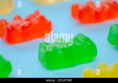 Viele bunte bunten bunten Gelee Bären auf blauem Hintergrund, Makro Stockfoto