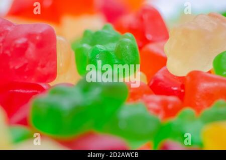 Viele bunte bunten bunten Gelee Bären auf blauem Hintergrund, Makro Stockfoto