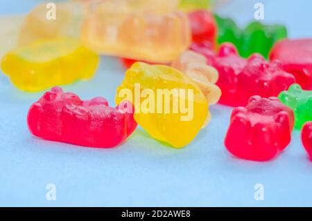 Viele bunte bunten bunten Gelee Bären auf blauem Hintergrund, Makro Stockfoto