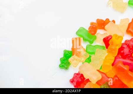 Viele bunte bunten bunten Gelee Bären auf blauem Hintergrund, Makro Stockfoto