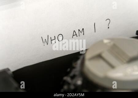 Nahaufnahme des gedruckten Textes Wer bin ich auf einem Alte Schreibmaschine Stockfoto