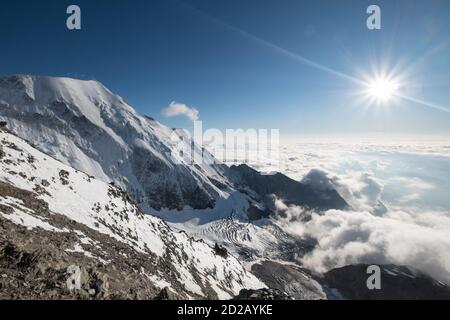 Französische Alpen atemberaubende Landschaft "über den Wolken" mit einem Bionnassay Gletscher und schneebedeckten Aiguille de Bionnassay 4052 m Berg mit sonnigen blauen Himmel. Mo Stockfoto